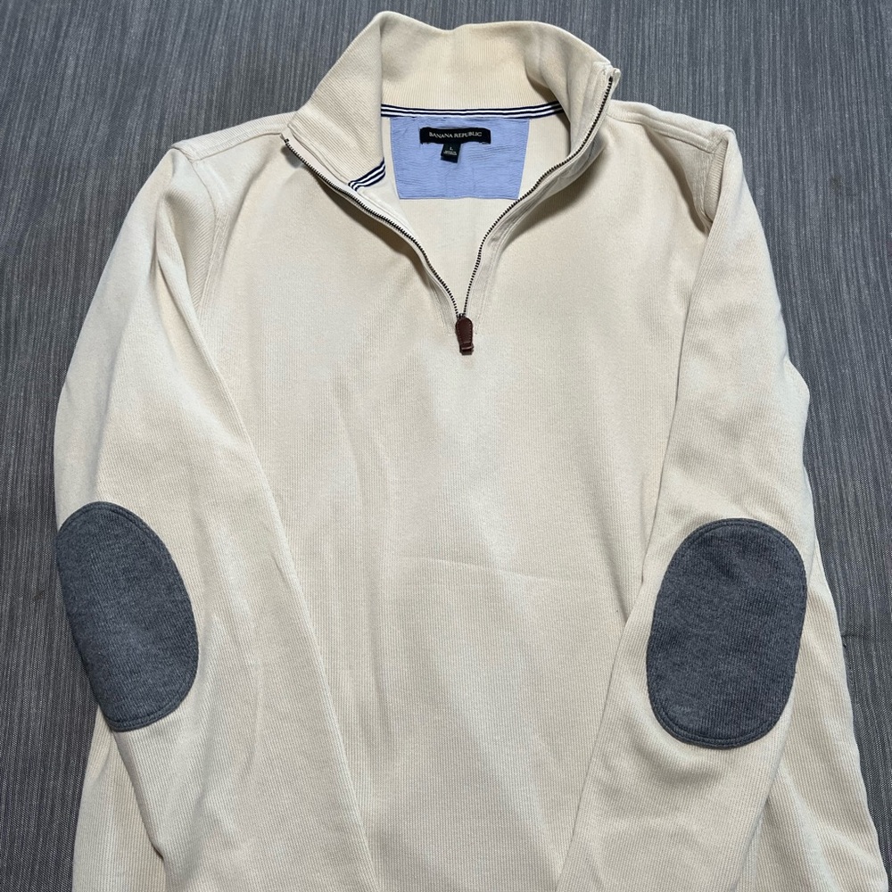 Men’s Large White Banana Republic Sweater w/ Gray Elbow Patches. Smoke free home